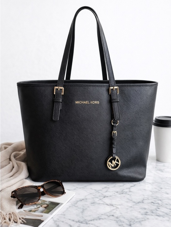 Michael Kors Handbags - Michael Kors Jet Set Black Leather Tote Bag w/ Gold Logo Charm🌸